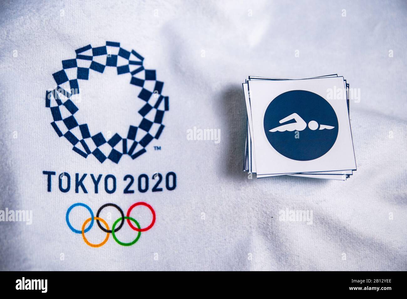 TOKYO, JAPON, JANVIER. 20. 2020: Icône de natation pour le jeu olympique d'été Tokyo 2020, fond blanc. Logo officiel et pictogrammes Banque D'Images