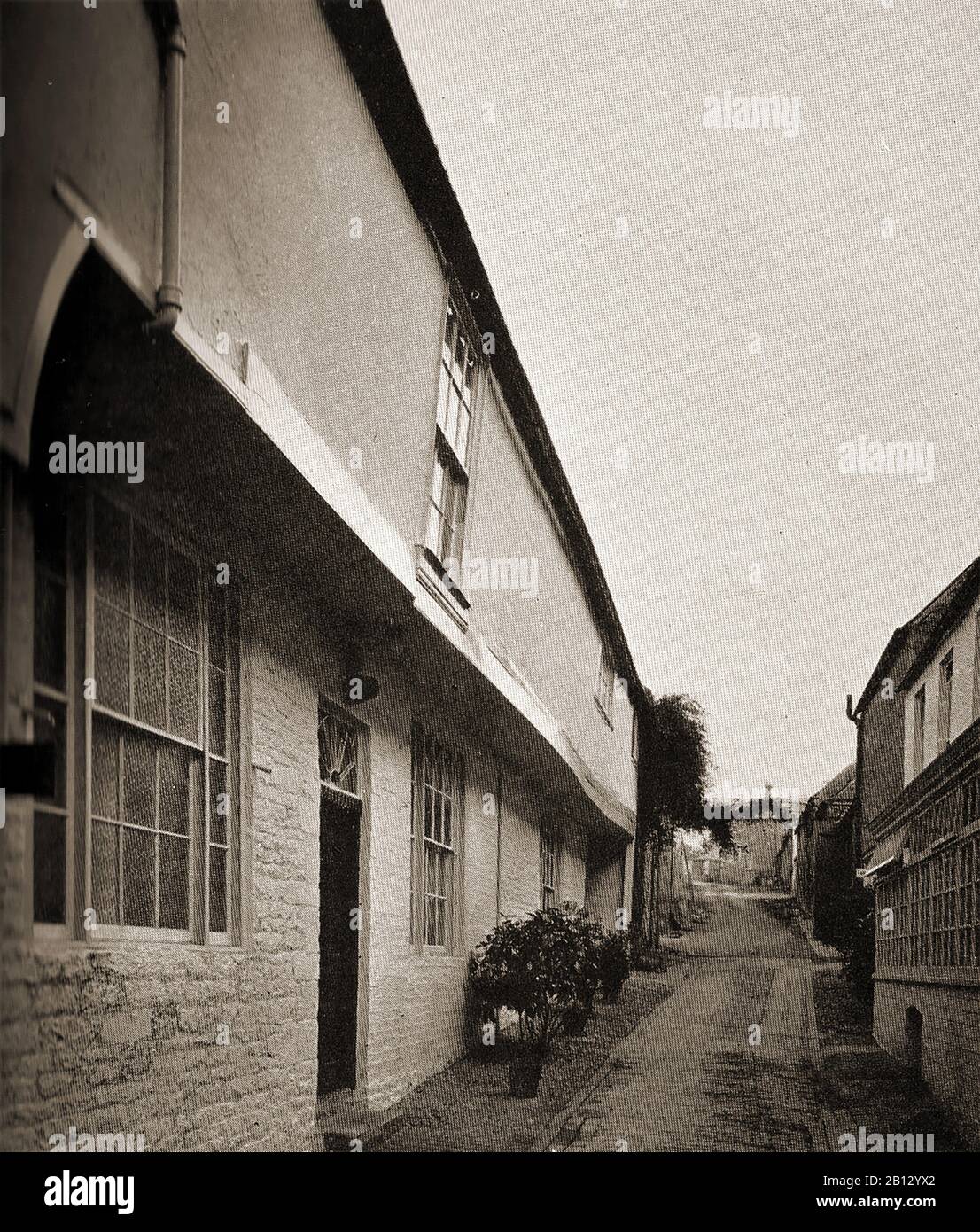 C 1940's - Une ancienne photographie du White Hart Inn (et stable Yard) à Chipping Norton, Oxfordshire. Datant de l'époque médiévale et a une structure en bois, partiellement rénovée et stuccoed. Il a été re-fronté en 1725. L'étage supérieur était autrefois un balcon ouvert. La ville était autrefois connue simplement sous le nom de Norton, avec la partie Chipping, ce qui signifie « marché » ajouté à une date ultérieure. Banque D'Images