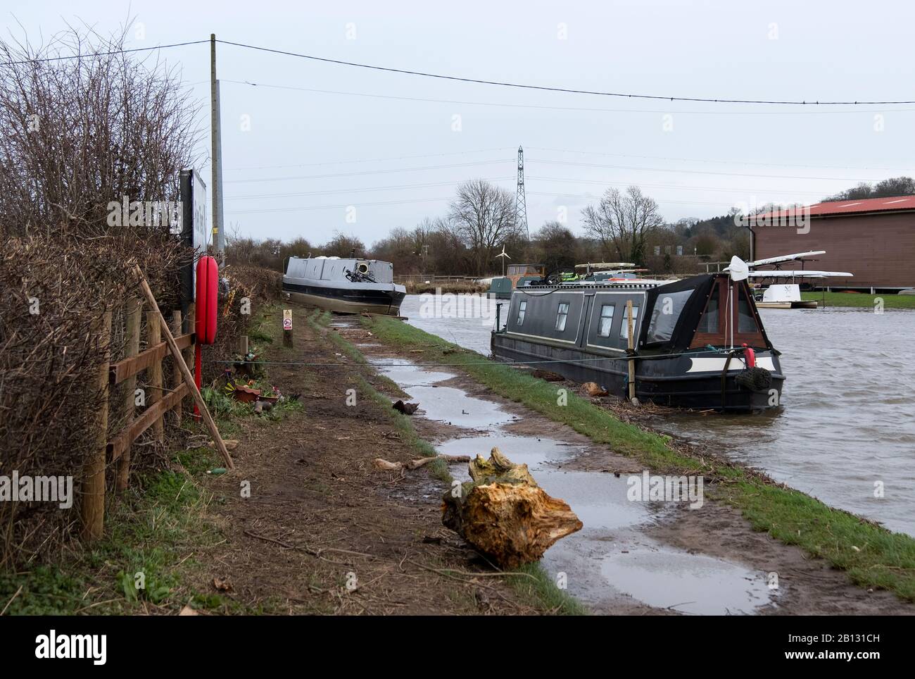 Le bateau étroit du canal a quitté le toron après des inondations durant la tempête Dennis, février 2020 Banque D'Images