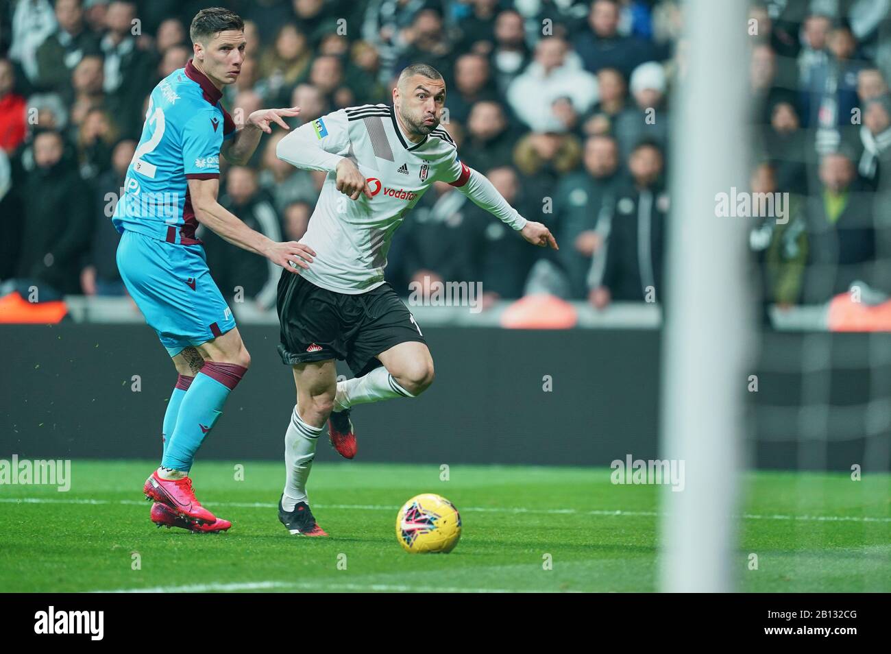 Vodafone Park, Istanbul, Turquie. 22 février 2020. Burak Yilmaz de Besiktas passant par GastÃ³n Campi de Trabzonsou pendant Besiktas contre Trabzonsou sur Vodafone Park, Istanbul, Turquie. Kim Price/Csm/Alay Live News Banque D'Images