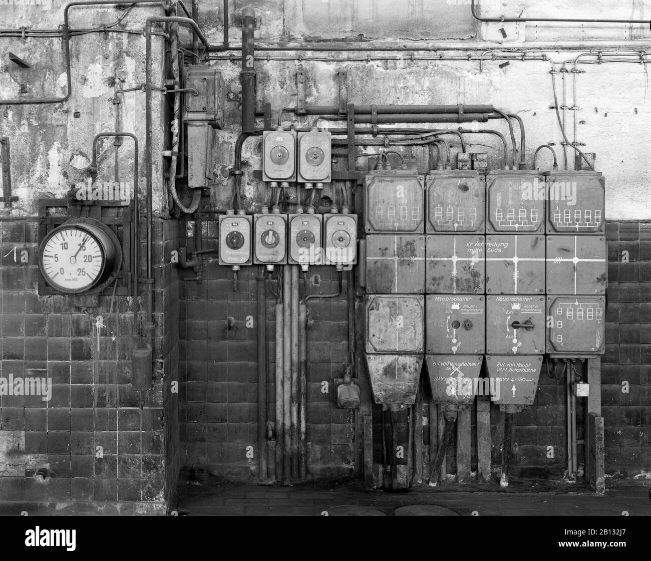 Appareillage électrique dans le centre des moteurs à gaz d'Unterwellenborn, Saalfeld-Rudolstadt, Thuringe, Allemagne Banque D'Images
