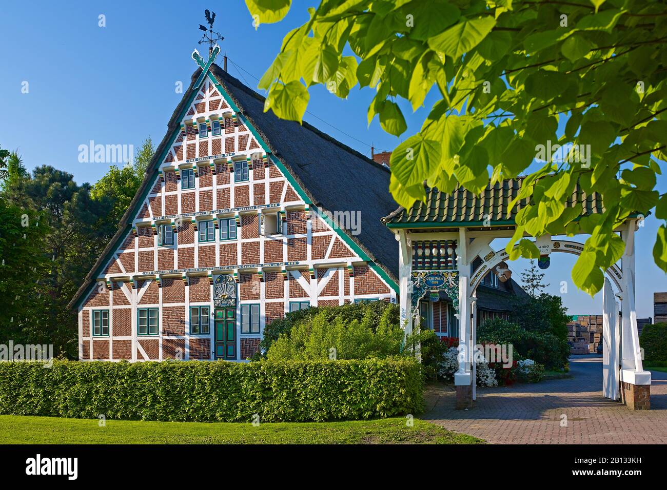 Ancienne ferme de campagne avec portail pompeux à Neuenfelde, Altes Land, ville hanséatique de Hambourg, Allemagne Banque D'Images