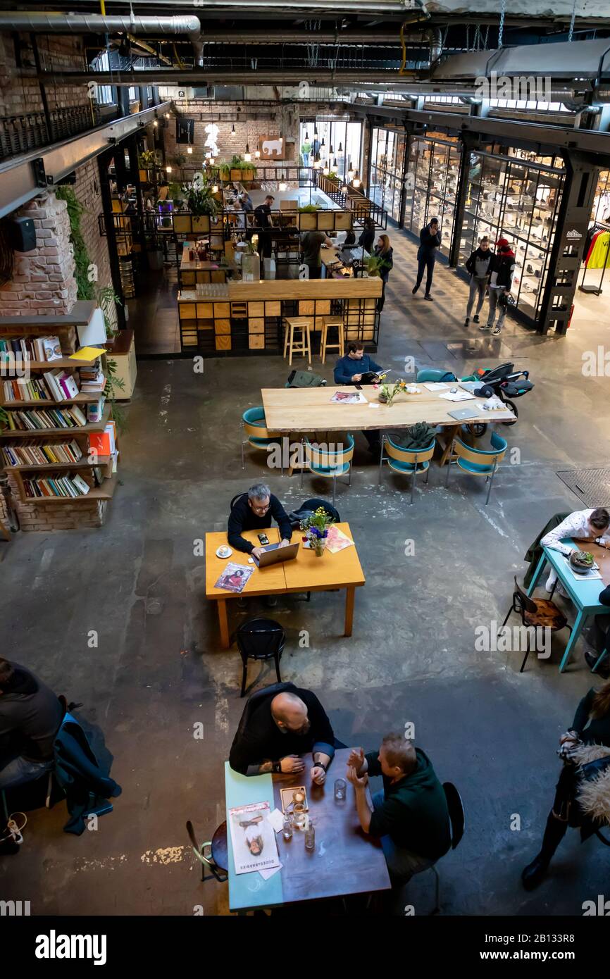 Prague, République tchèque - 18.02.2020: Intérieur du café moderne VNITRIBLOCK avec meubles en bois et murs de briques rouges, Prague, République tchèque Banque D'Images