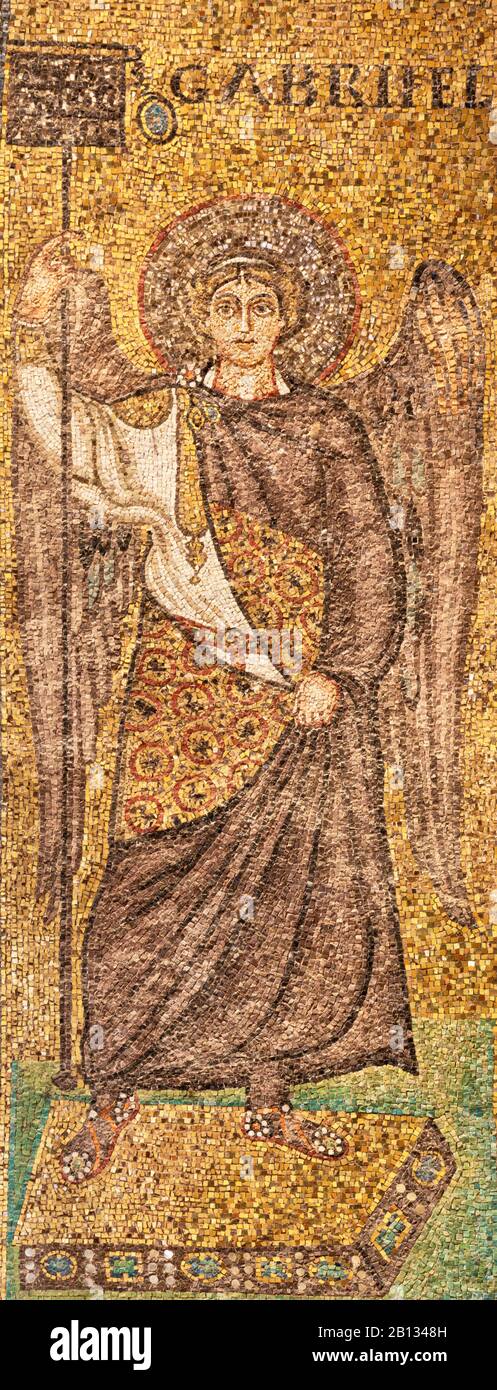 Ravenne, ITALIE - 29 JANVIER 2020: La mosaïque de l'archange Gabriel dans l'église Basilique de Sant Apolinare en Classe à partir du 6. Cent. Banque D'Images