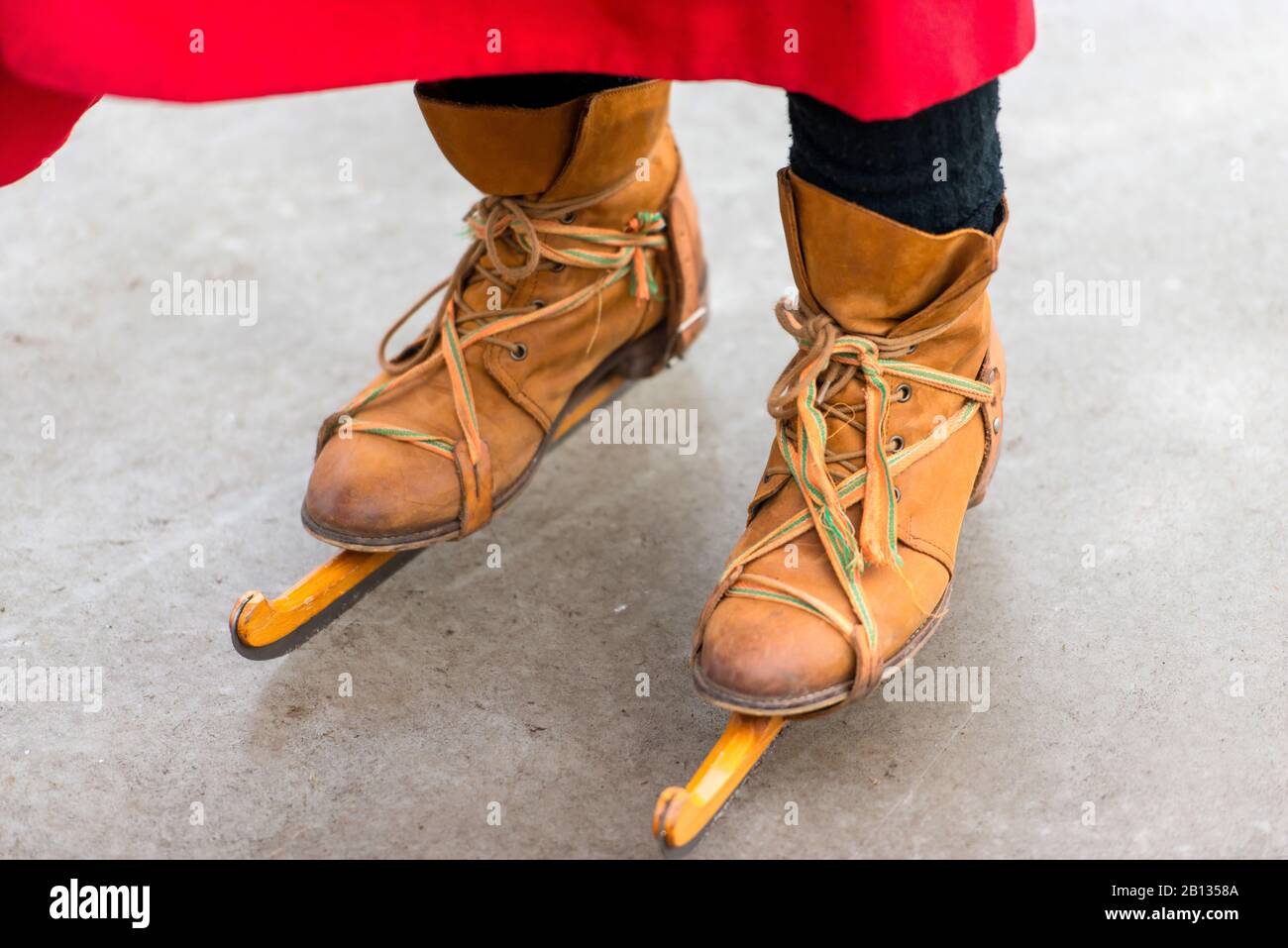 Patinage historique avec patins en bois et chaussures en cuir Banque D'Images