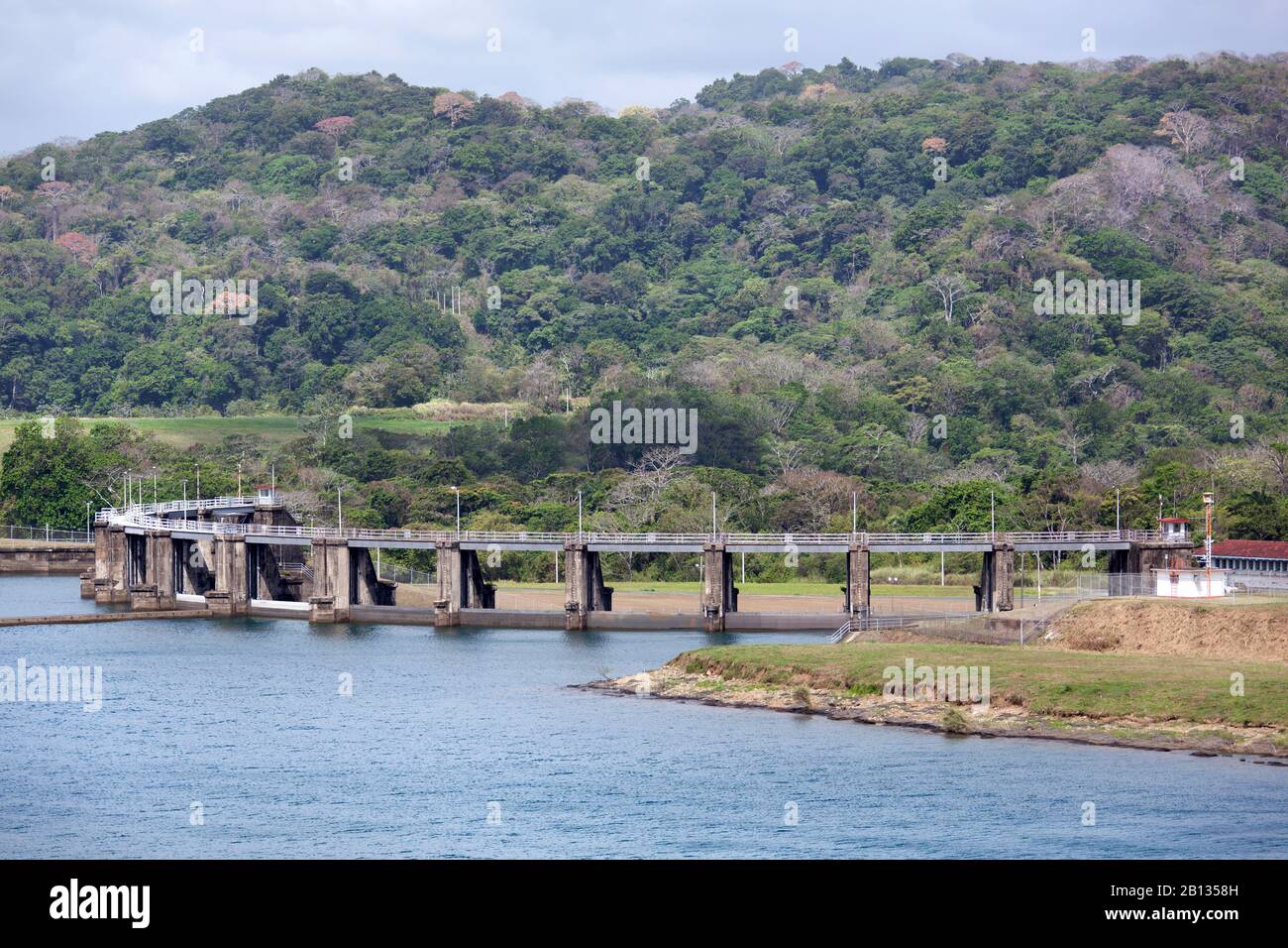 Vue sur la barrière du barrage dans le lac artificiel de Gatun (Colon, Panama). Banque D'Images