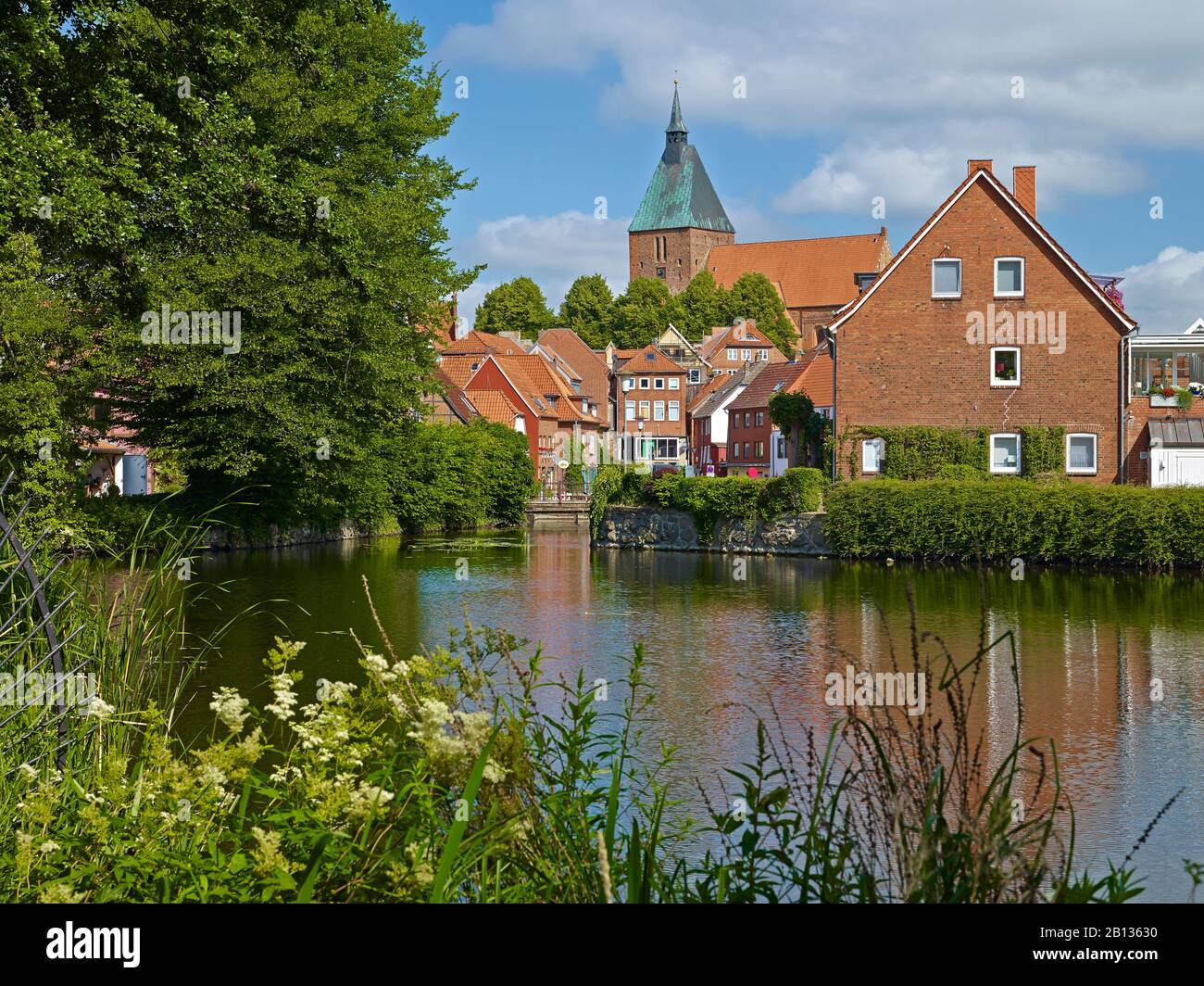 Vue sur Mölln avec l'église St Nicolai,duché du quartier de Lauenburg,Schleswig-Holstein,Allemagne Banque D'Images