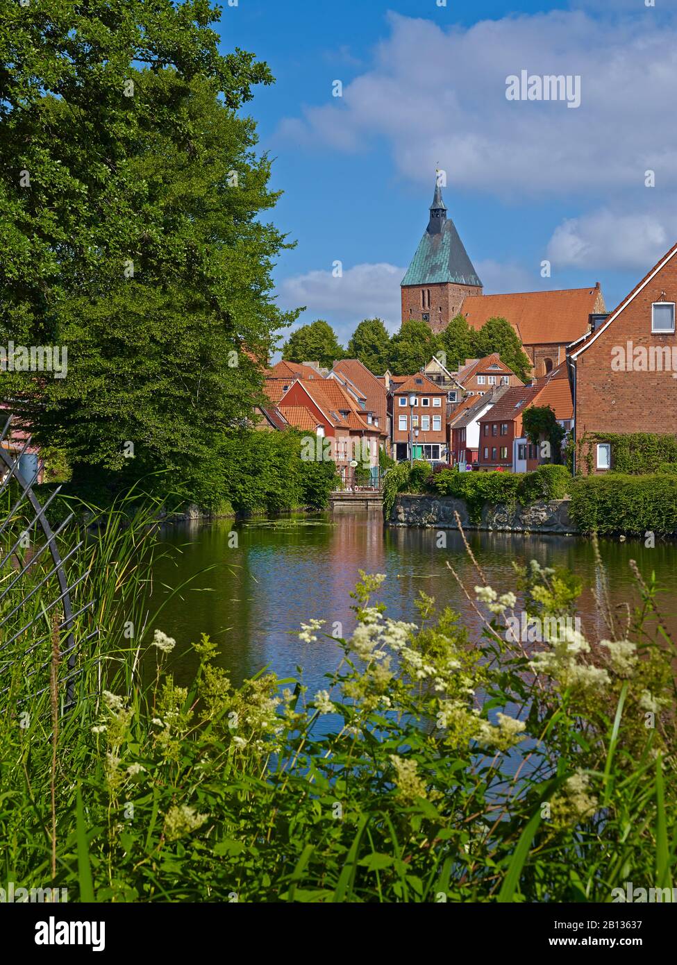 Vue sur Mölln avec l'église St Nicolai,duché du quartier de Lauenburg,Schleswig-Holstein,Allemagne Banque D'Images