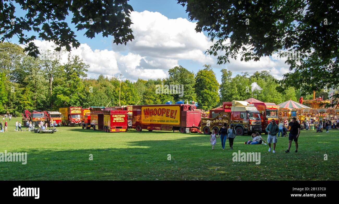 Basingstoke, Royaume-Uni - 1er septembre 2019 : familles bénéficiant des promenades patrimoniales à la foire de vapeur de carter dans le War Memorial Park, Basingstoke, Hampshire Banque D'Images