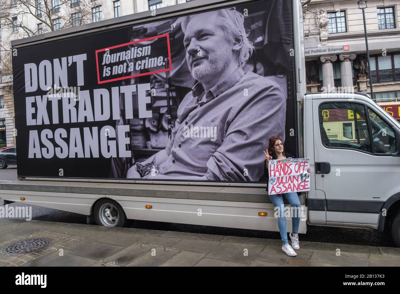 Londres, Royaume-Uni. 22 février 2020. Les gens se rencontrent à la Maison d'Australie en mars pour un rassemblement sur la place du Parlement appelant à la libération de Julian Assange dont le procès d'extradition commence lundi. L’administration Trump veut l’essayer en vertu de la US Espionnage Act, avec une peine de prison de 175 ans ou la peine de mort pour exposer les crimes de guerre américains et la surveillance massive illégale. Le père de Julian, le rédacteur en chef de Wikileaks, Roger Walters, MIA, Vivienne Westwood, Brian Eno, Lowkey et Chrissie Hynde ont été parmi ceux qui ont soutenu l'événement. Peter Marshall/Alay Live News Banque D'Images