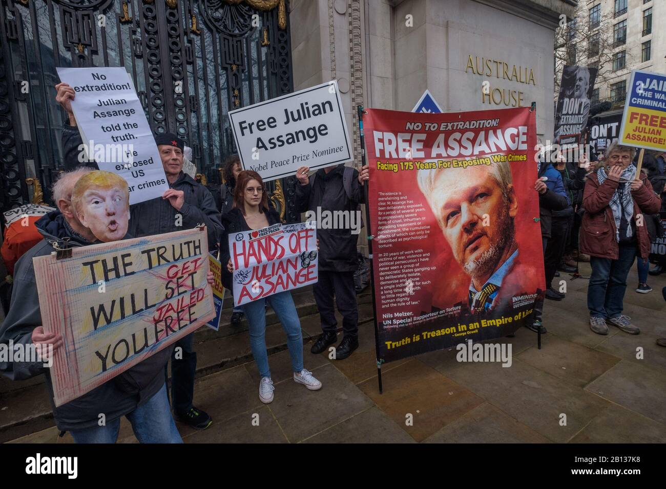 Londres, Royaume-Uni. 22 février 2020. Les gens se rencontrent à la Maison d'Australie en mars pour un rassemblement sur la place du Parlement appelant à la libération de Julian Assange dont le procès d'extradition commence lundi. L’administration Trump veut l’essayer en vertu de la US Espionnage Act, avec une peine de prison de 175 ans ou la peine de mort pour exposer les crimes de guerre américains et la surveillance massive illégale. Le père de Julian, le rédacteur en chef de Wikileaks, Roger Walters, MIA, Vivienne Westwood, Brian Eno, Lowkey et Chrissie Hynde ont été parmi ceux qui ont soutenu l'événement. Peter Marshall/Alay Live News Banque D'Images