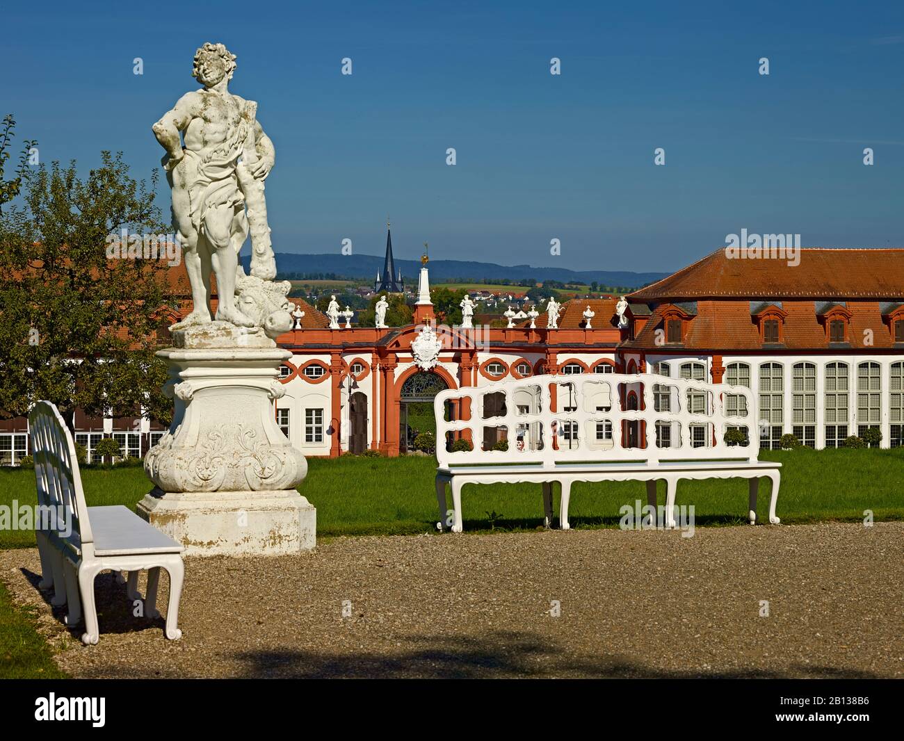 Orangery avec la porte de Memmelsdorf et sculpture dans le parc du château de Seehof, Memmelsdorf, Haute-Franconie, Bavière, Allemagne Banque D'Images