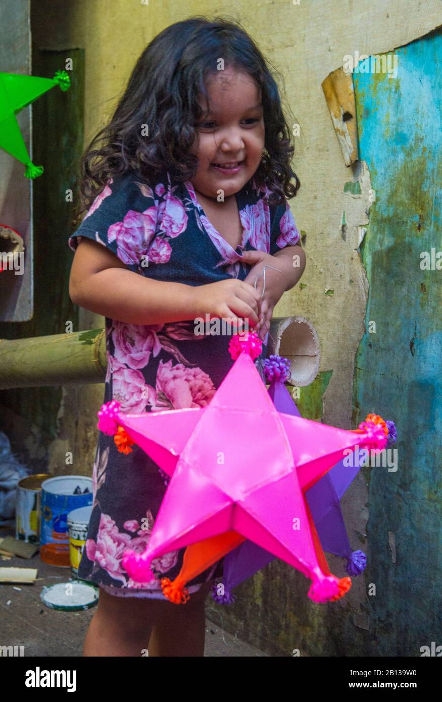 Fille philippine tenant une lanterne dans un marché de Noël dans la ville de Las Pinas , Manille les Philippines Banque D'Images