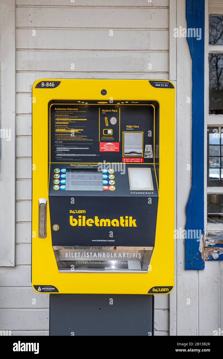 Istanbul, Turquie - 30 Aralık 2018 ; Istanbul Metropolitan Municipal Istanbul carte de voyage argent chargement machines dans le district de Beykoz Kanlica ferry Banque D'Images