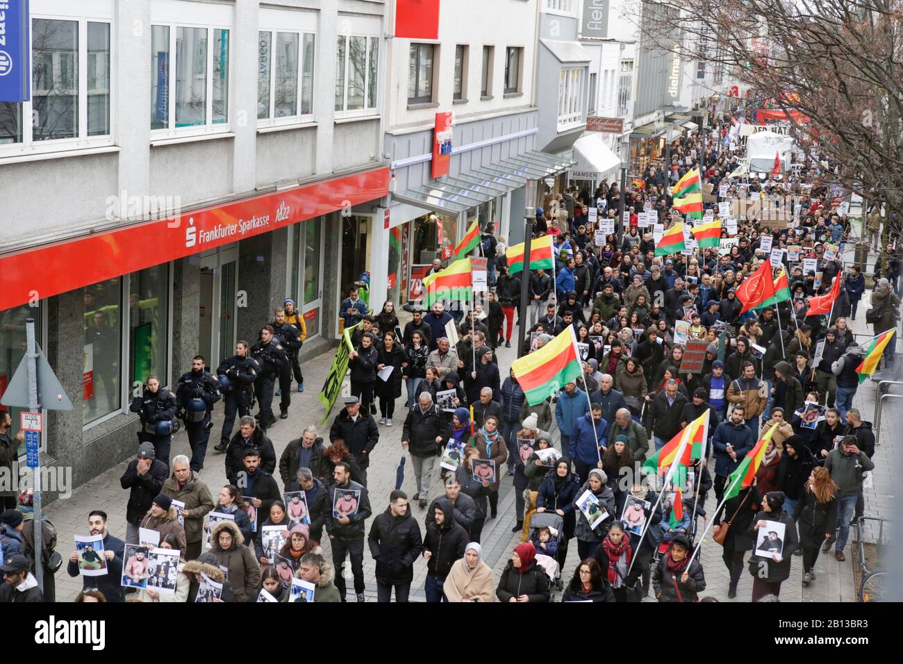 Hanau, Allemagne. 22 février 2020. Les manifestants défileront avec des bannières et des drapeaux de Rojava par Hanau. Plusieurs milliers de personnes ont défilé à travers Hanau trois jours après les Fusillades de Hanau, se souvenir des victimes et protester contre la montée du fascisme et du racisme en Allemagne. Banque D'Images