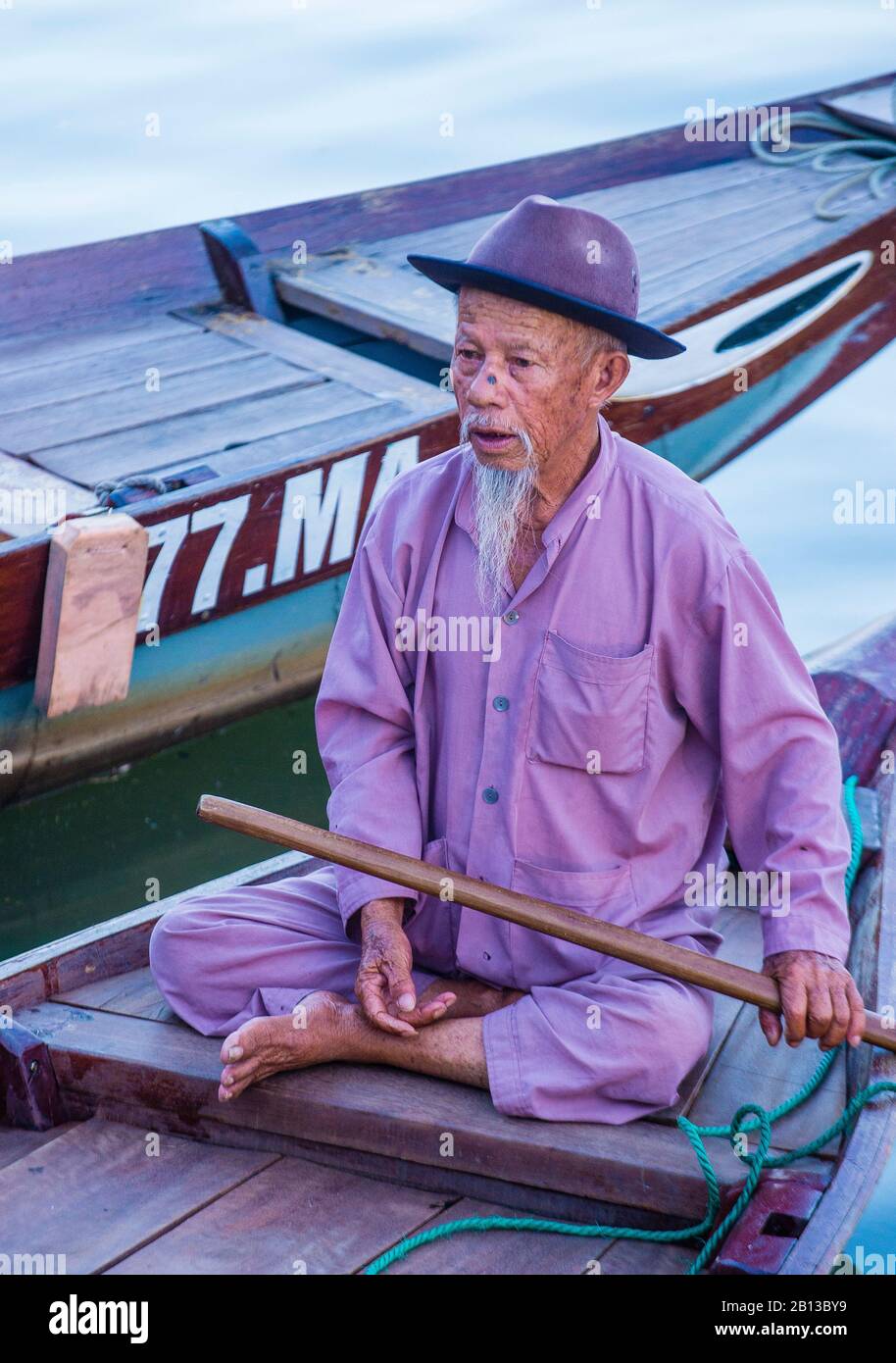 Pêcheur vietnamien naviguant sur un bateau à Hoi an Vietnam Banque D'Images