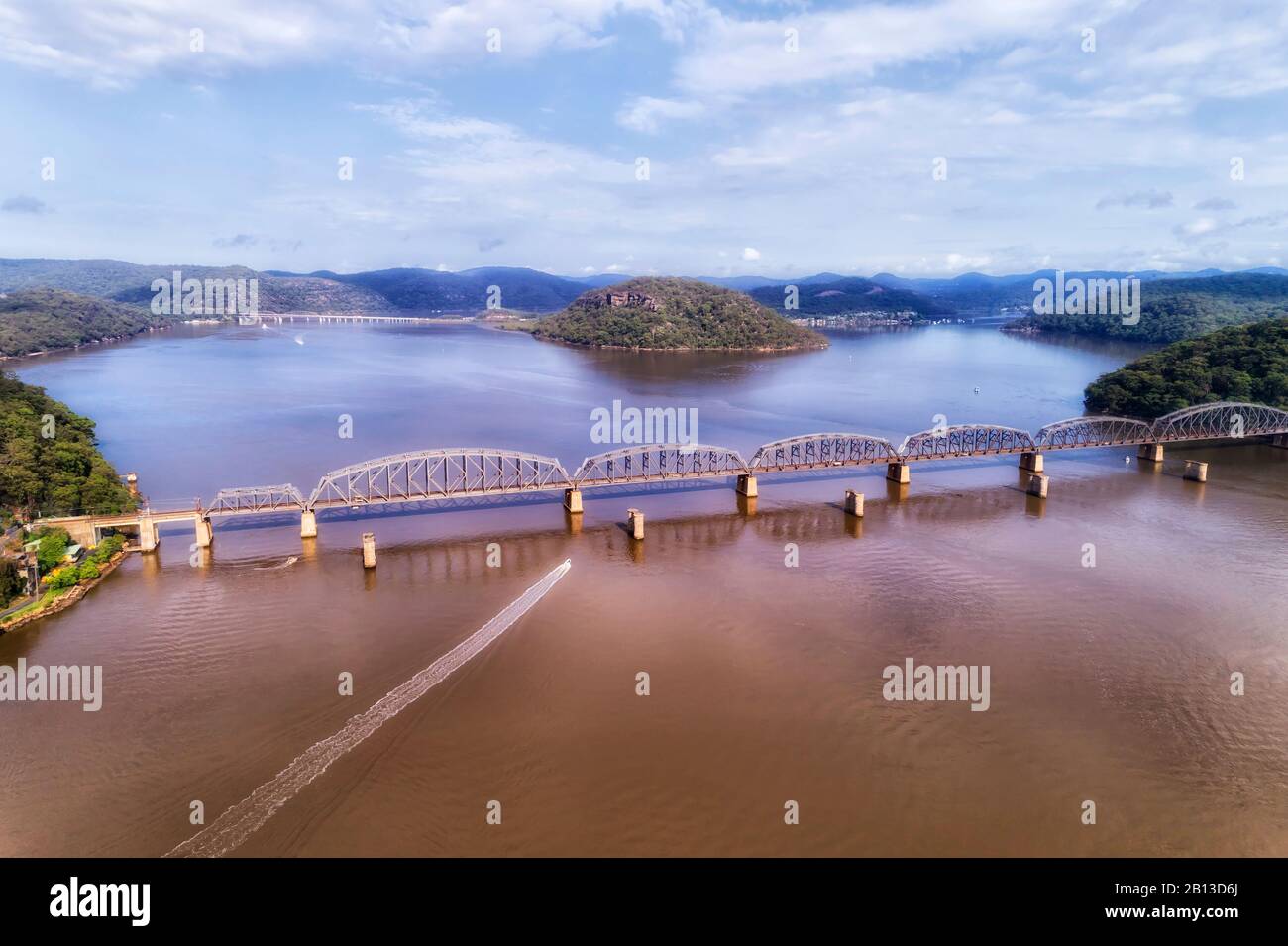 Hill s'étend sur les rives de la rivière Hawkesbury près du village de pêche de Brooklyn avec un long pont ferroviaire reliant le Grand Sydney à la côte centrale. Banque D'Images