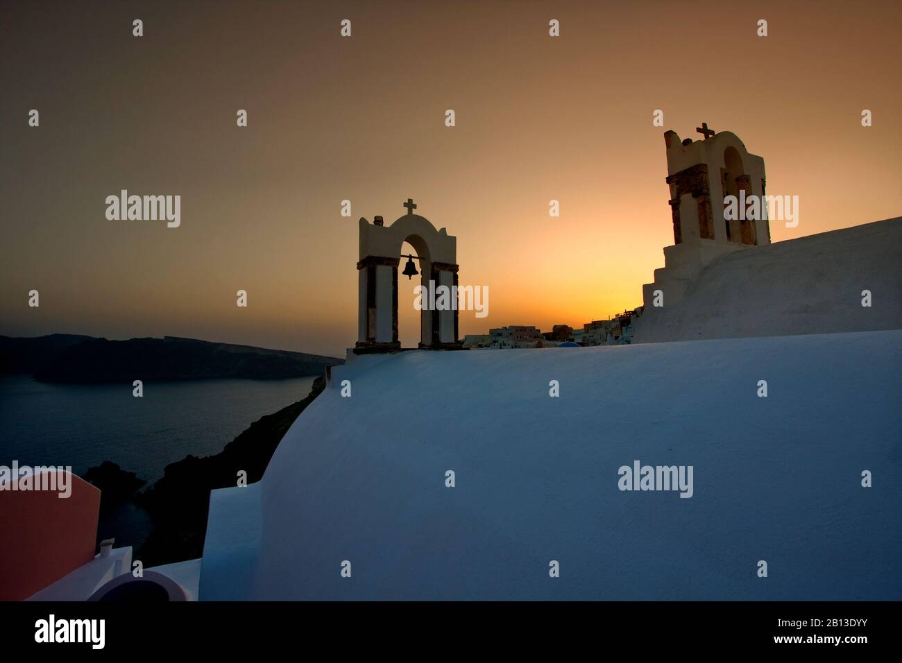 Belles maisons du village d'Oia. Prise de vue nocturne. Santorin, Grèce. Banque D'Images