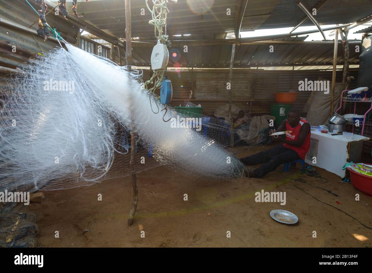 Pêcheur angolais travaillant sur son filet, Angola, Afrique Banque D'Images