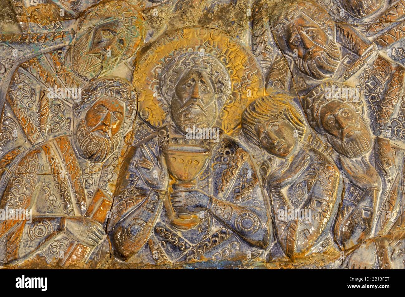 Ravenne, ITALIE - 29 JANVIER 2020: Le soulagement moderne de la céramique de la dernière Cène dans la chapelle latérale de l'église Basilique de San Giovanni Evangelista. Banque D'Images