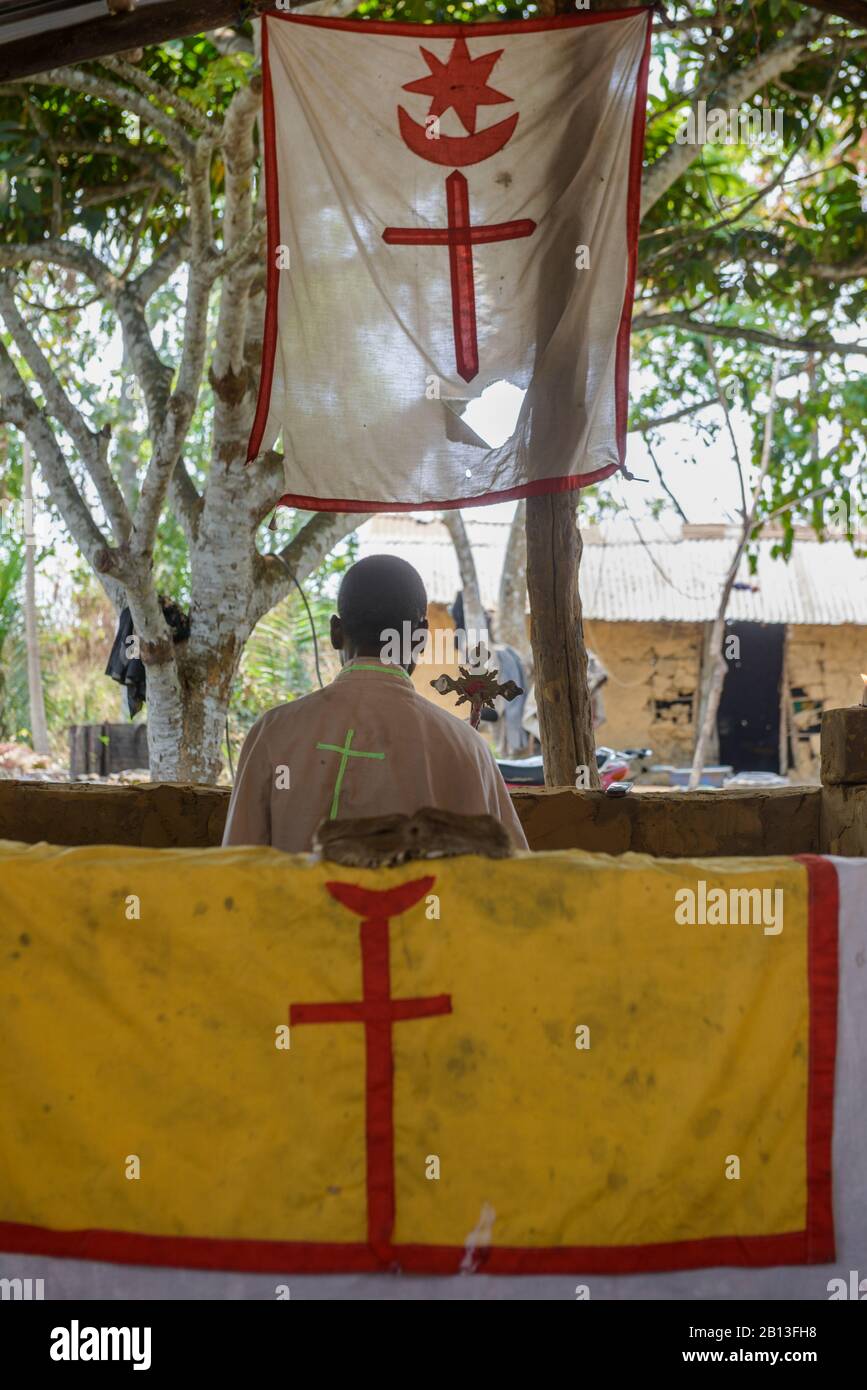 Église clandestine, guérison spirituelle et masse en République du Congo, Afrique Banque D'Images