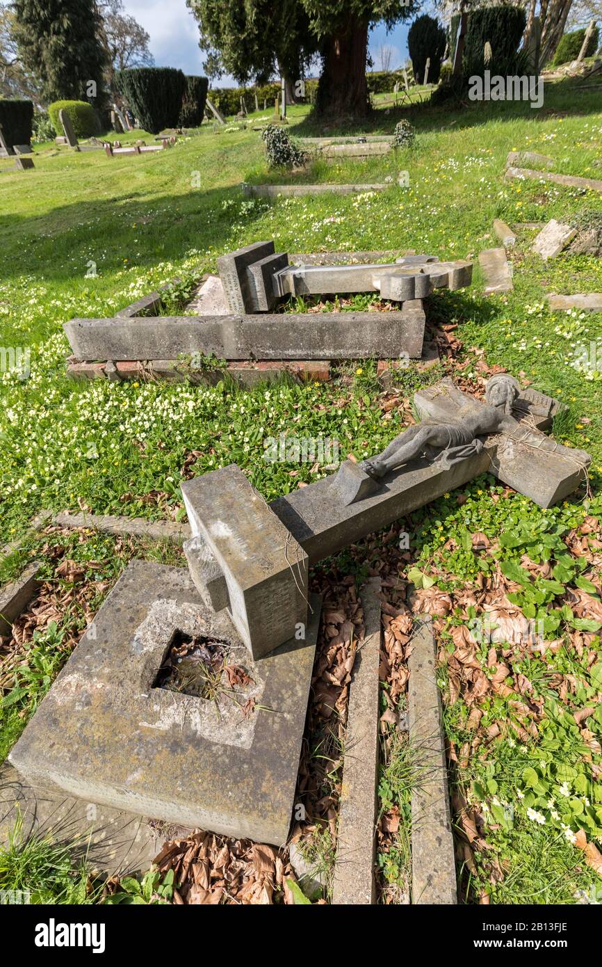 Pierres commémoratives tombées, cimetière de Monmouth, Pays de Galles, Royaume-Uni Banque D'Images
