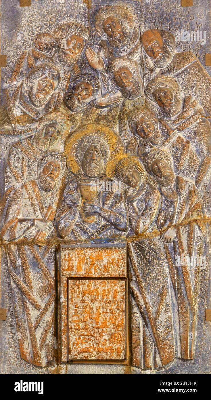 Ravenne, ITALIE - 29 JANVIER 2020: Le soulagement moderne de la céramique de la dernière Cène dans la chapelle latérale de l'église Basilique de San Giovanni Evangelista. Banque D'Images