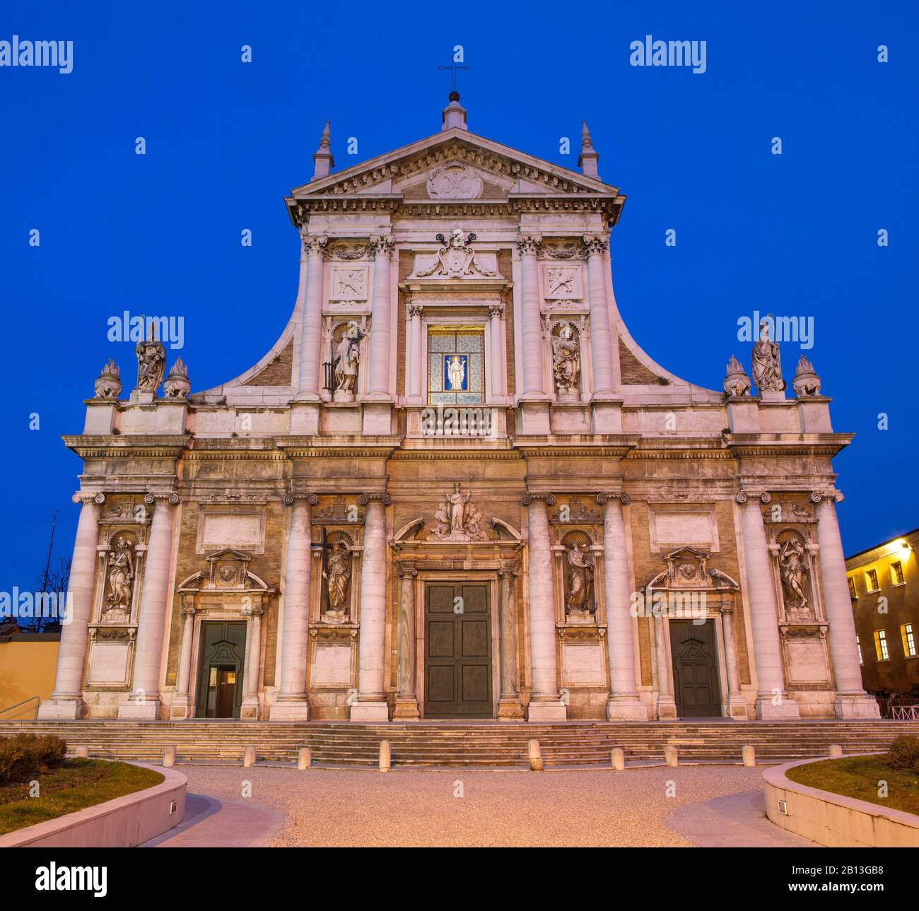 Ravenne - L'église Basilique de Santa Maria del Porto au crépuscule. Banque D'Images