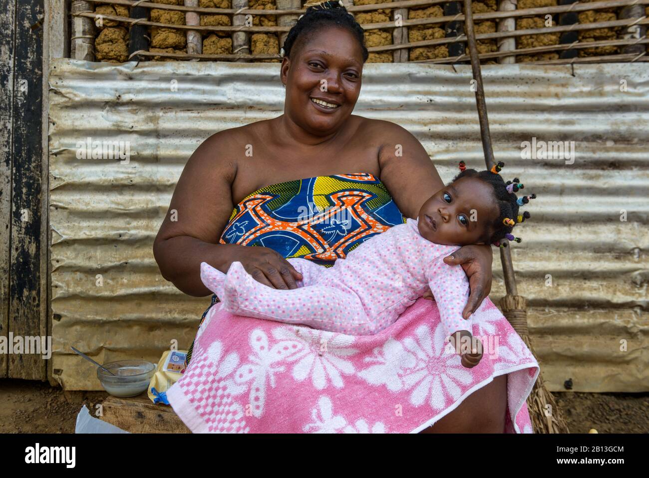 Femme avec bébé dans une forêt tropicale, Gabon, Afrique centrale Banque D'Images