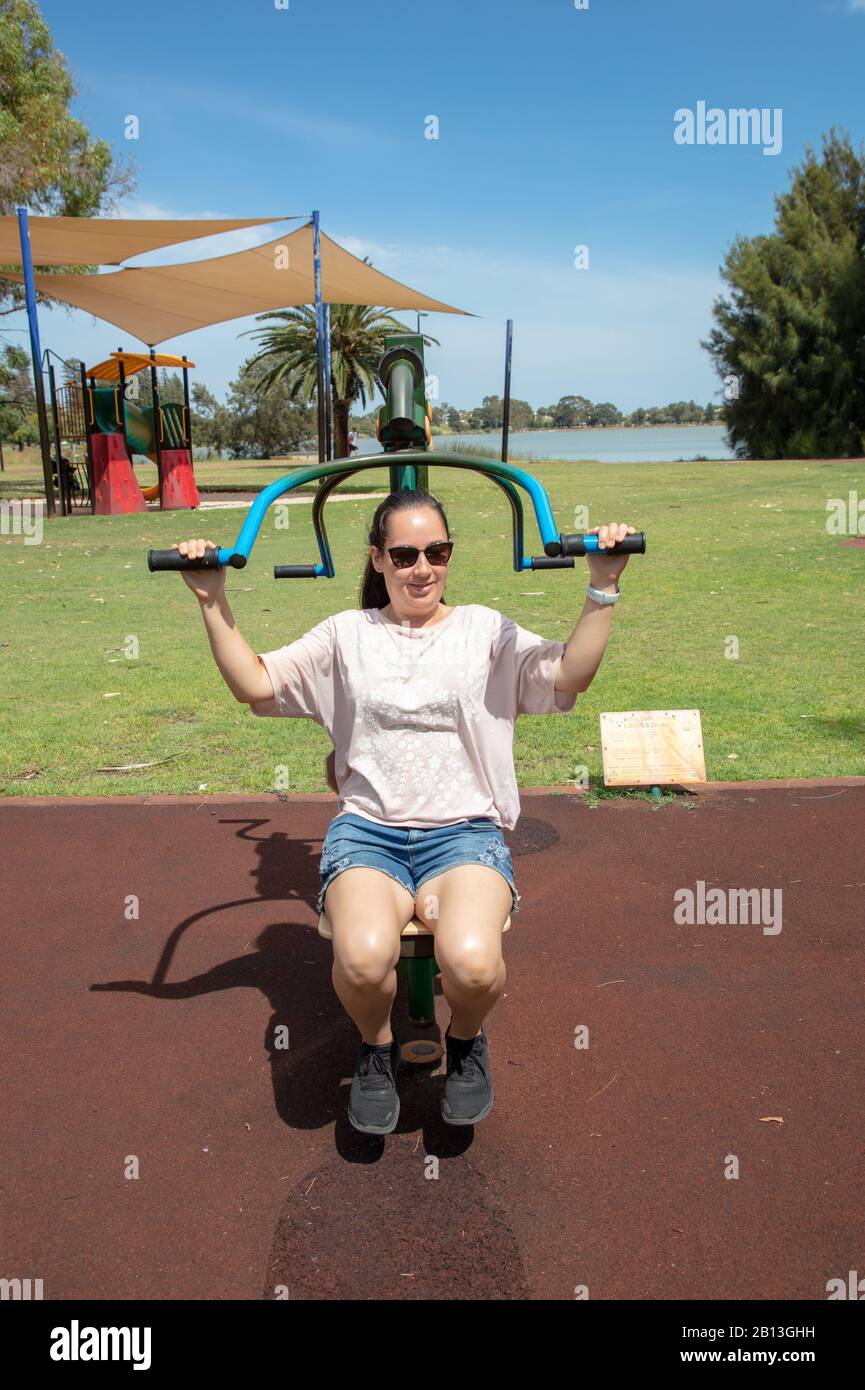 Un jeune adulte a vu des exercices de musculation dans un parc près de Perth, en Australie occidentale. Banque D'Images