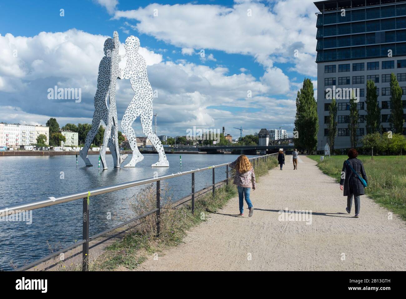 Spreufer Kreuzberg, Molecule Man, sculpture de Jonathan Borofsky dans la Spree entre Kreuzberg, Friedrichshain et Alt-Treptow, Berlin, Allemagne Banque D'Images