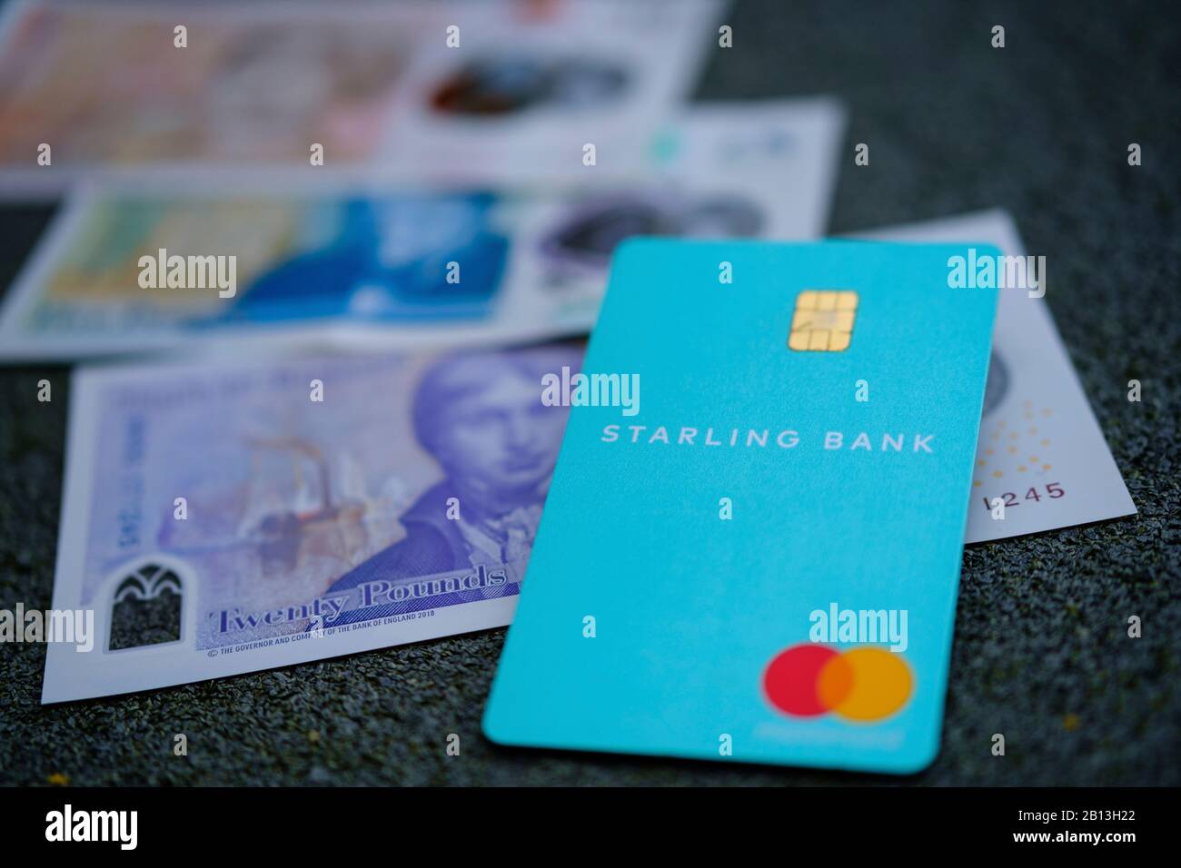 Carte Starling Bank et argent liquide flou sur le fond. Mise au point sélective. Banque D'Images