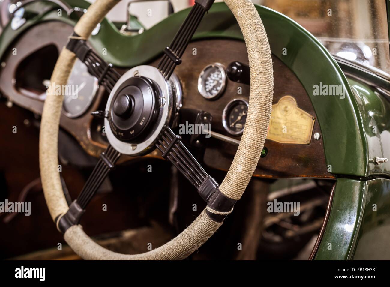 Vue intérieure du tableau de bord et du volant de voiture anciens du côté conducteur du véhicule Banque D'Images