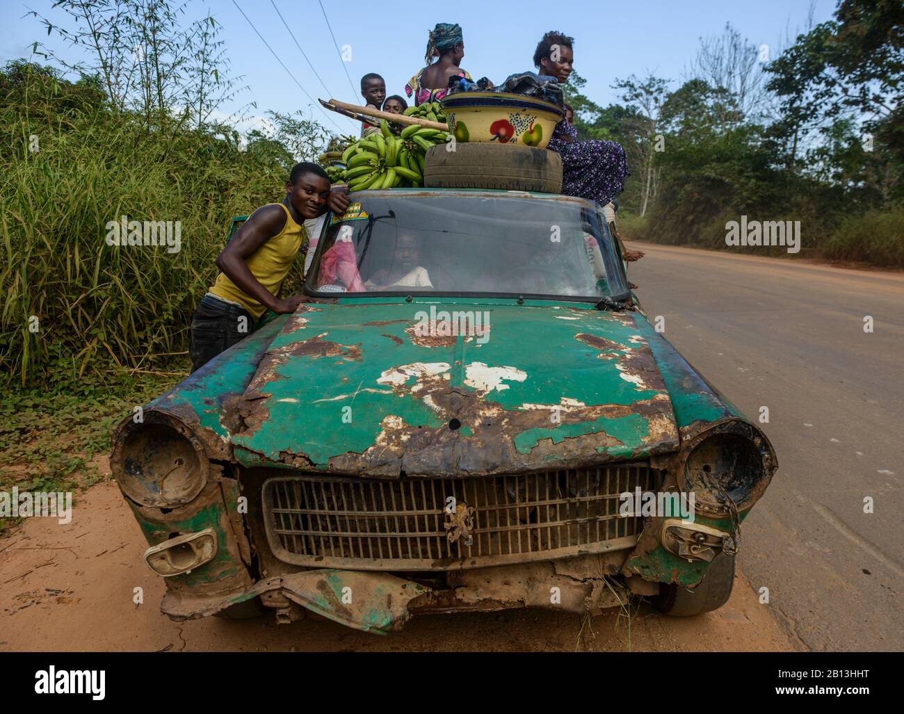 Une ancienne Peugeot 404 utilisée comme taxi, Nigeria Banque D'Images