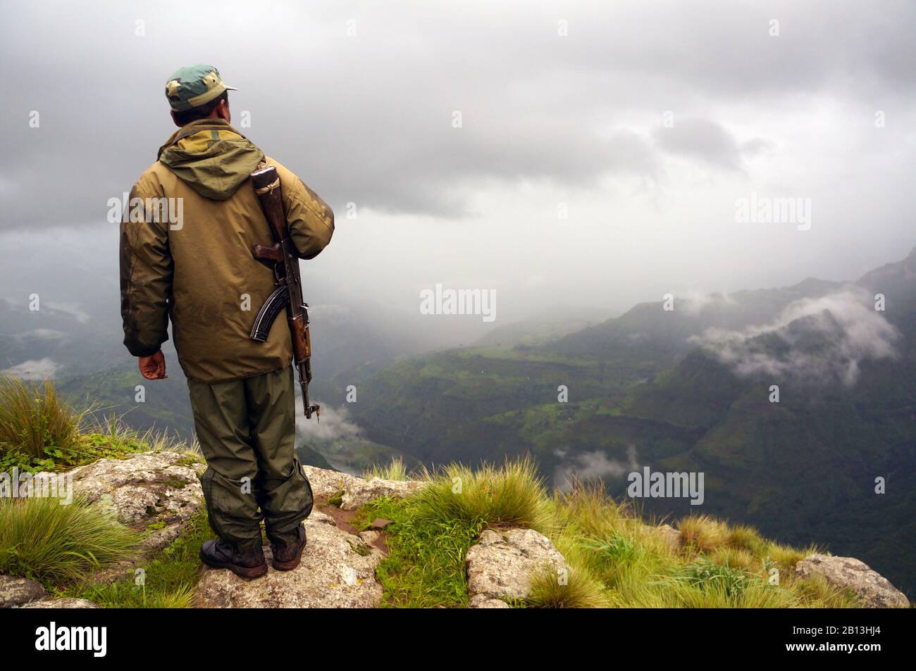 Repérage armé lors d'une randonnée dans le parc national des montagnes Simien en Ethiopie Banque D'Images