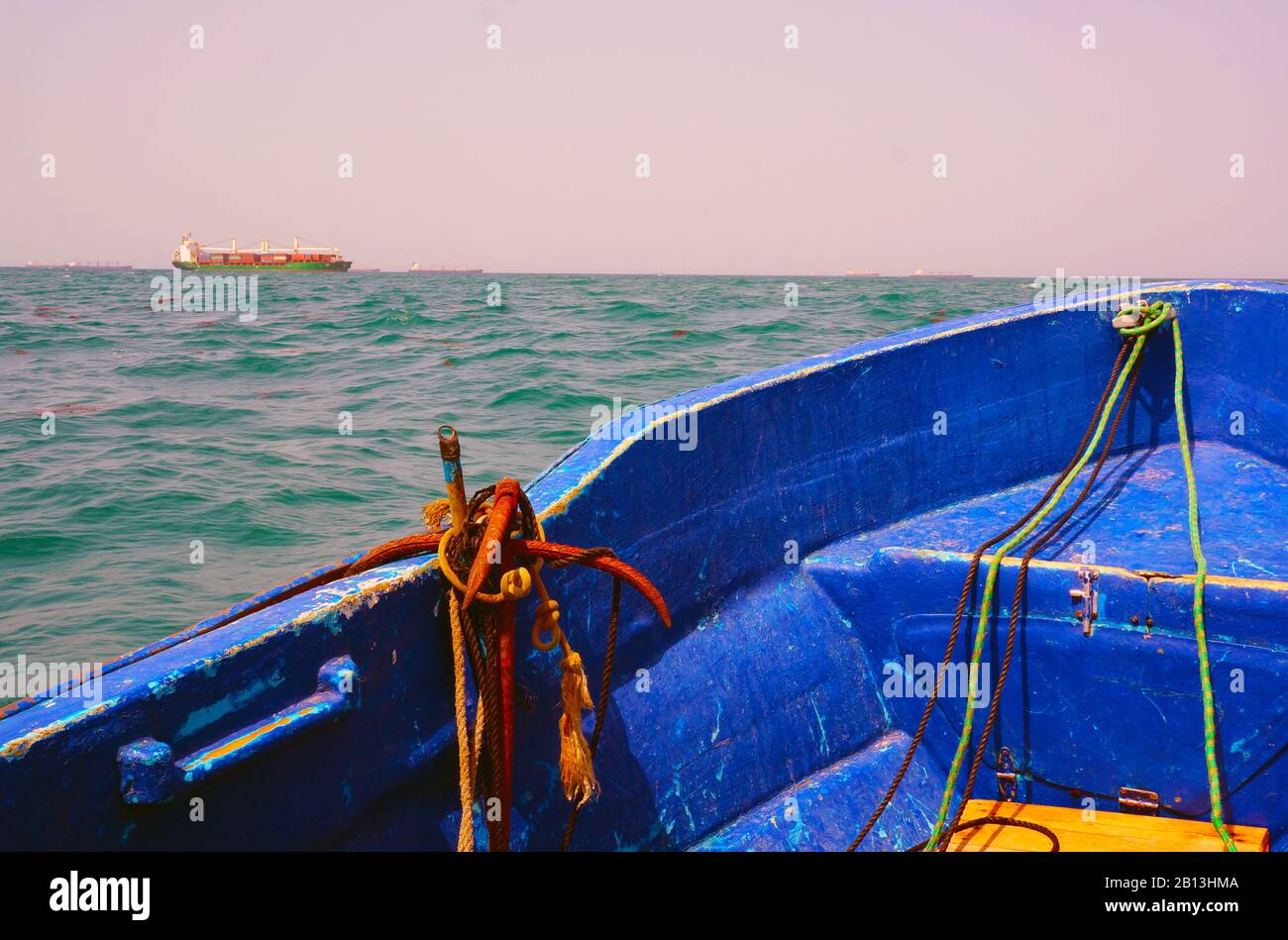 Mers saccadées dans le golfe de Tadrava de Djibouti, avec un navire à conteneurs au loin Banque D'Images