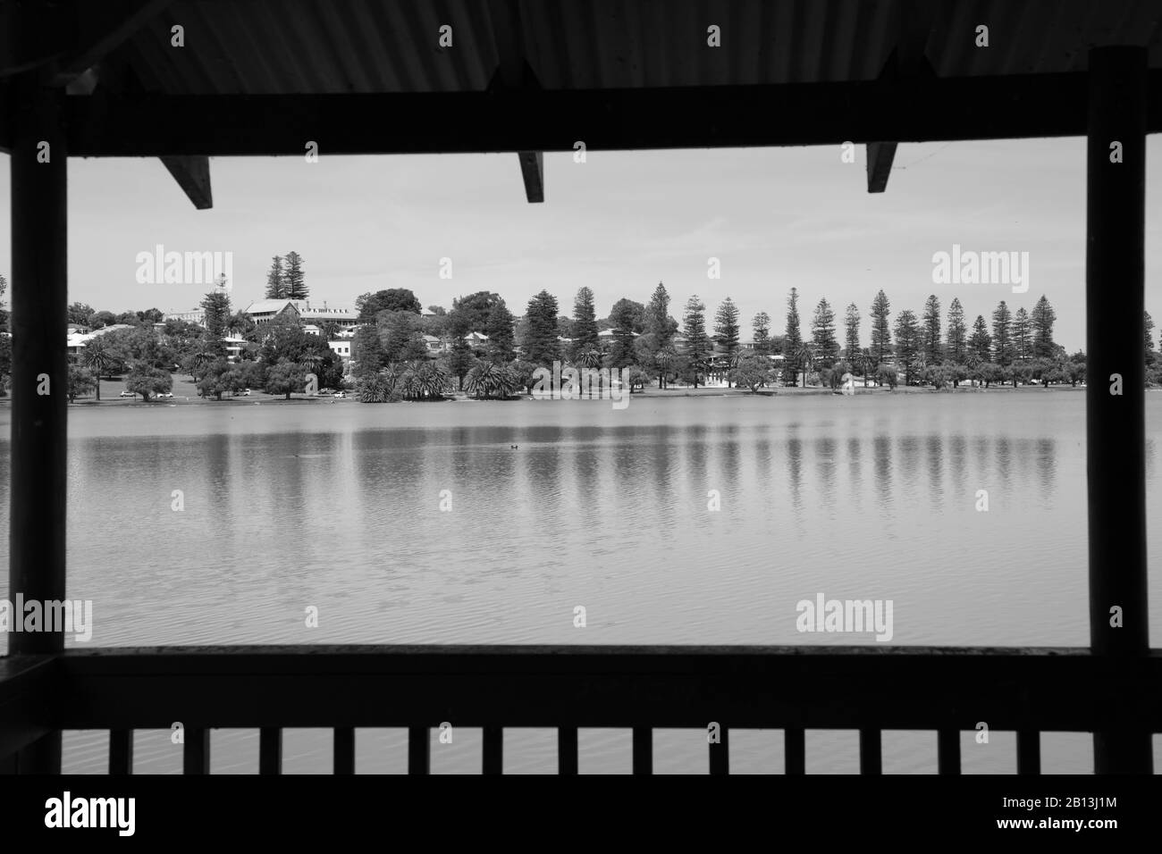 Image en noir et blanc d'une vue sur le lac de Monger à Perth, en Australie occidentale. Banque D'Images
