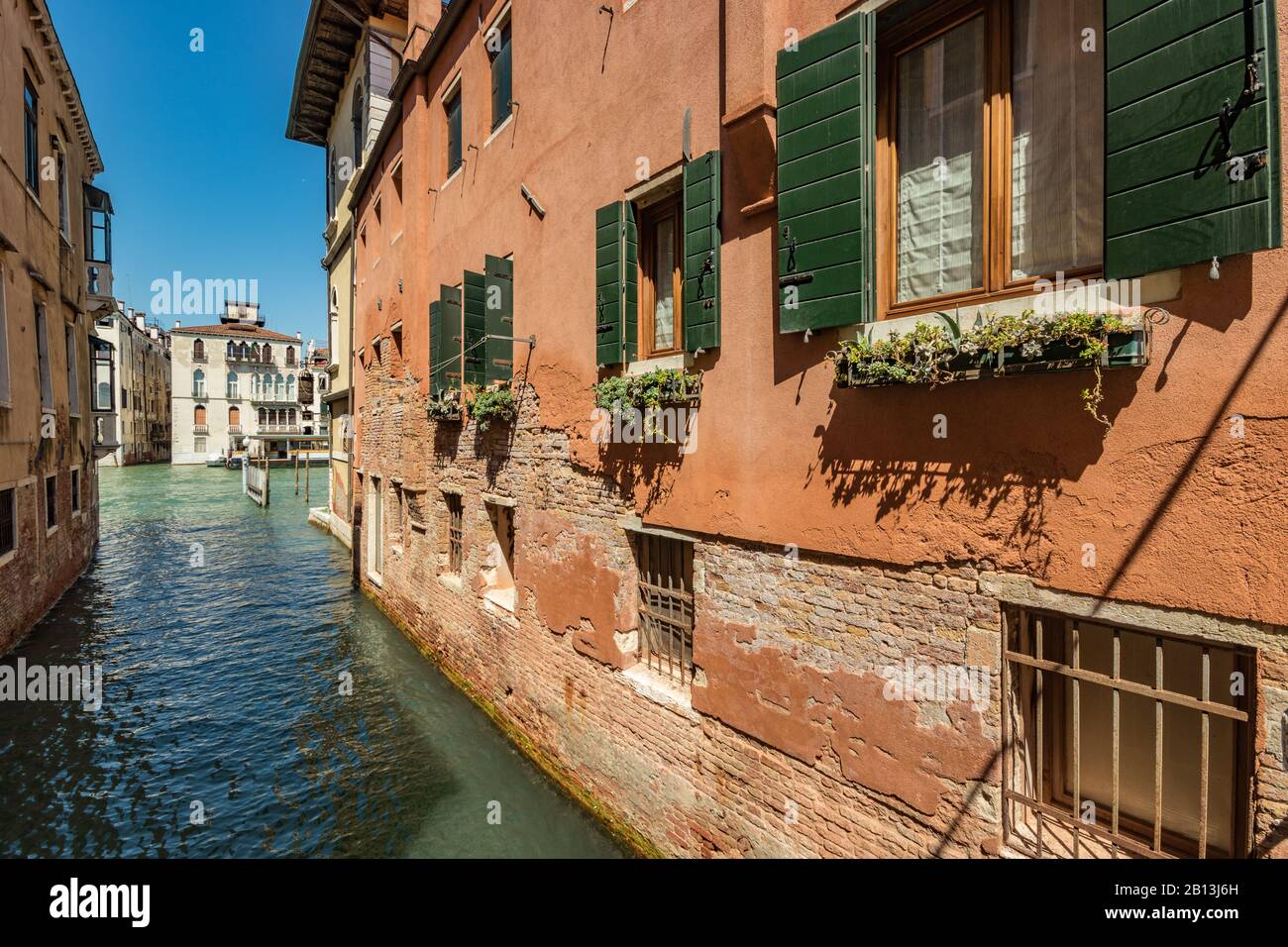 Venise, ITALIE - 03 août 2019 : les rues étroites et piétonnes de Venise sont entre les canaux. Quelques endroits calmes presque sans personnes. Banque D'Images