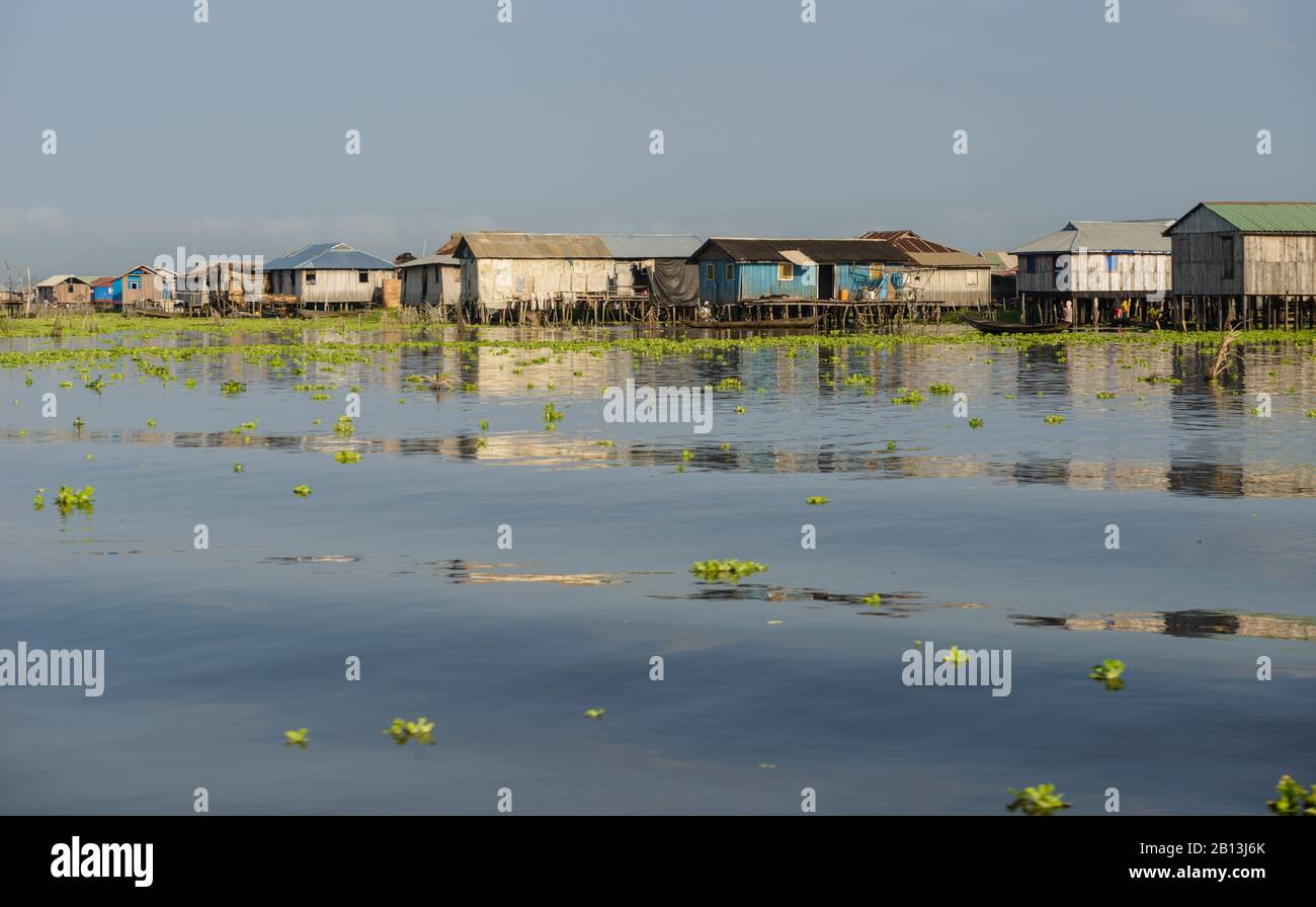 Le village flottant de Ganvé, Bénin, Afrique Banque D'Images