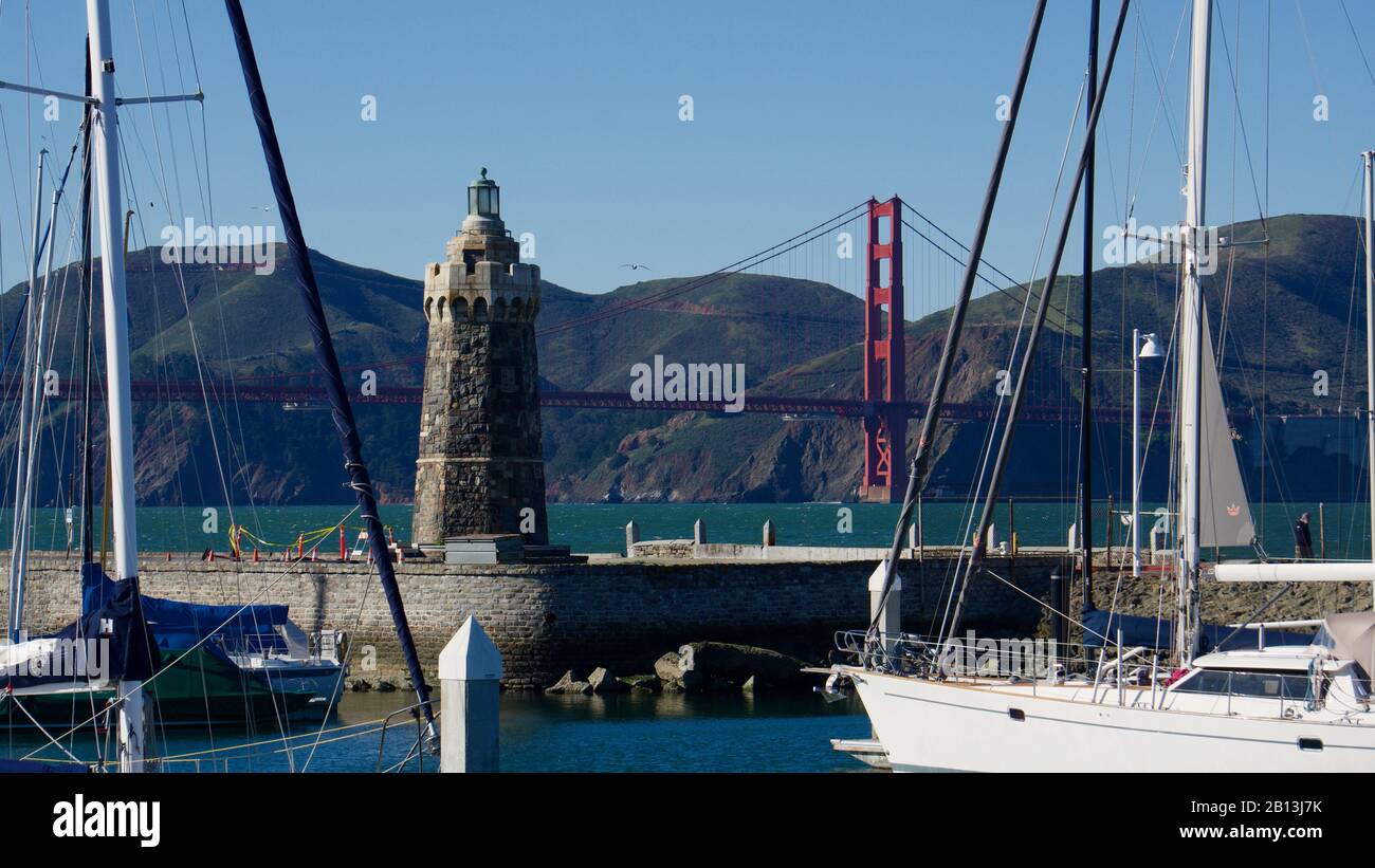 Phare du quartier de Marina, ou phare de Saint François, avec le pont du Golden Gate en journée ensoleillée. Port de plaisance, San Francisco, Californie. Banque D'Images