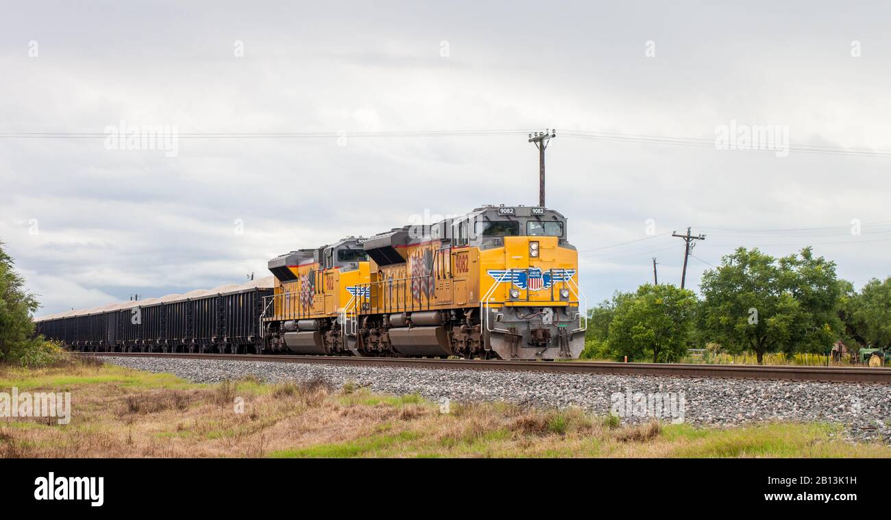 San ANTONIO, TX - 4 JUIN 2019 - locomotives diesel Yellow Union Pacific chargées de gravier / train Banque D'Images