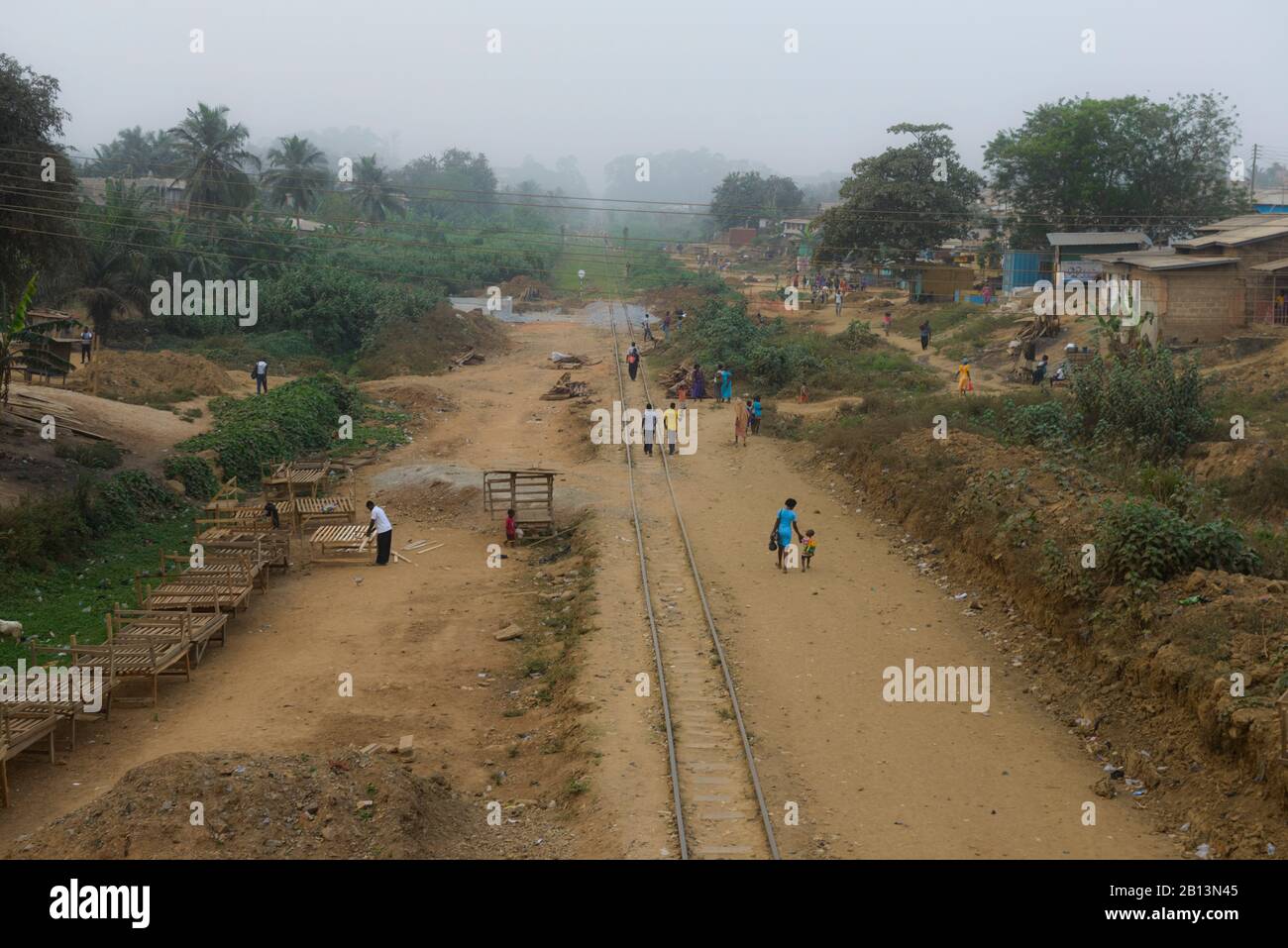 Les voies de chemin de fer à travers un village dans le sud du Ghana Banque D'Images