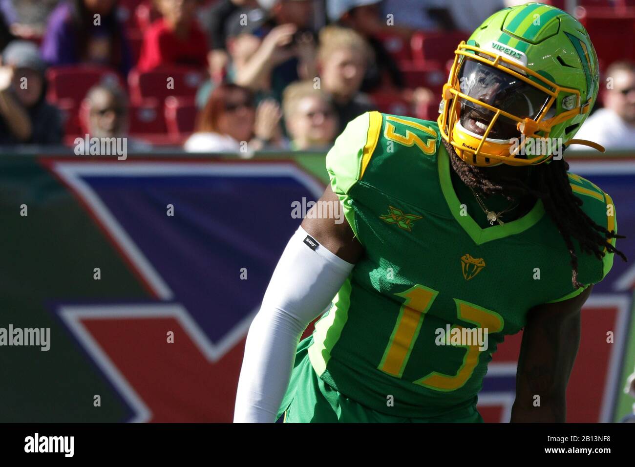 Tampa, Floride, États-Unis. 22 février 2020. Le grand récepteur de Tampa Bay Vipers Donteea Dye (13) regarde pendant le match XFL entre les Roughnecks de Houston et les Vipers de Tampa Bay qui se tiennent au stade Raymond James à Tampa, en Floride. Andrew J. Kramer/CSM/Alay Live News Banque D'Images