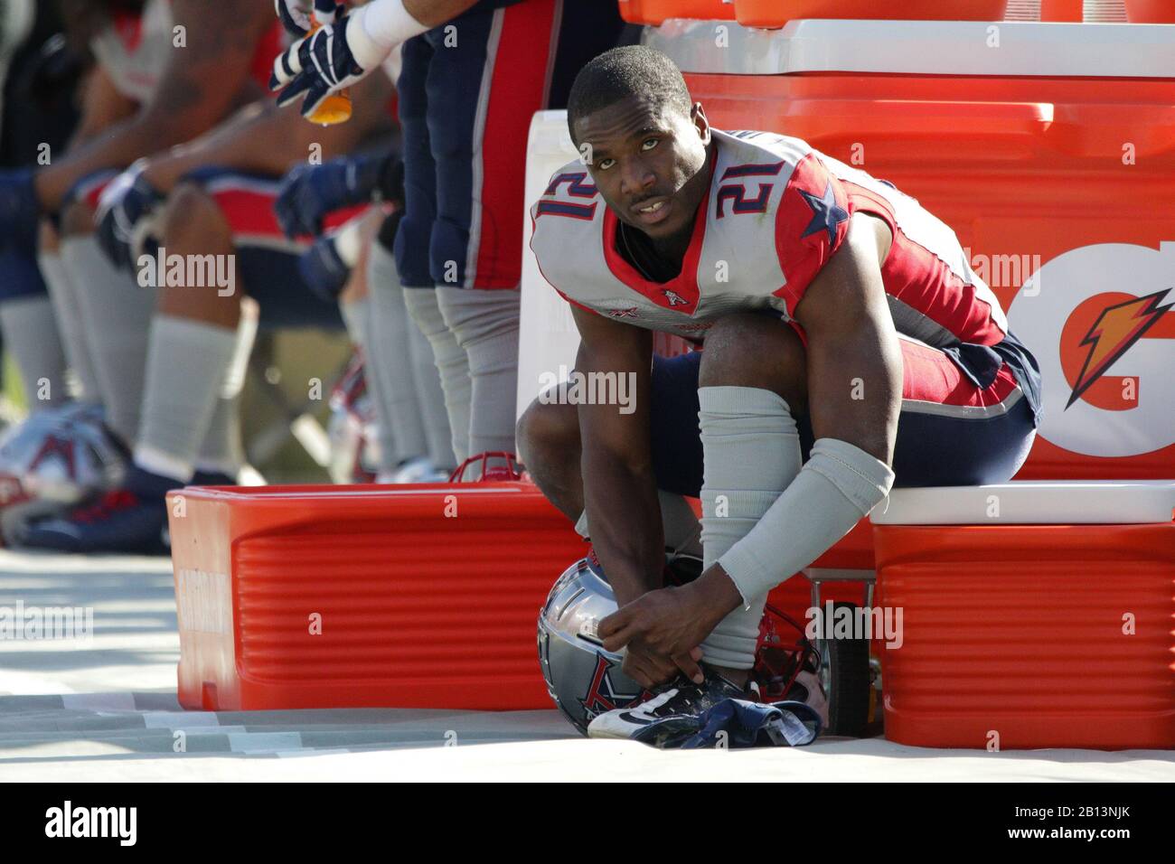 Tampa, Floride, États-Unis. 22 février 2020. Houston Roughnecks angle back Charles James II (21) regarde pendant le jeu XFL entre les Roughnecks de Houston et les Vipers de Tampa Bay qui se tiennent au stade Raymond James à Tampa, en Floride. Andrew J. Kramer/CSM/Alay Live News Banque D'Images