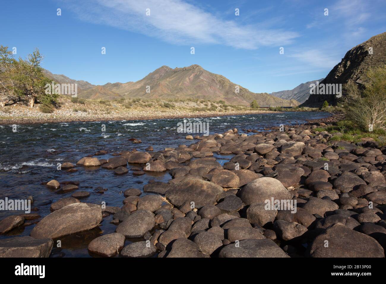 Paysages de la Mongolie Hovd, grosses pierres de la rivière Banque D'Images