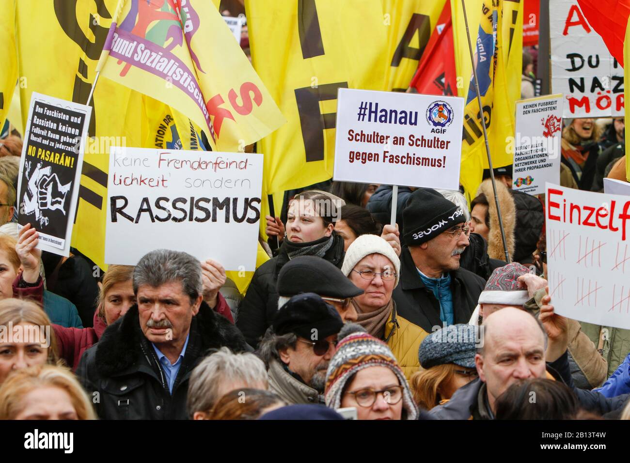 Hanau, Allemagne. 22 février 2020. Les manifestants se tiennent debout avec des drapeaux et des signes lors du rassemblement d'ouverture. Plusieurs milliers de personnes ont défilé à travers Hanau trois jours après les Fusillades de Hanau, se souvenir des victimes et protester contre la montée du fascisme et du racisme en Allemagne. (Photo De Michael Debets/Pacific Press) Crédit: Pacific Press Agency/Alay Live News Banque D'Images