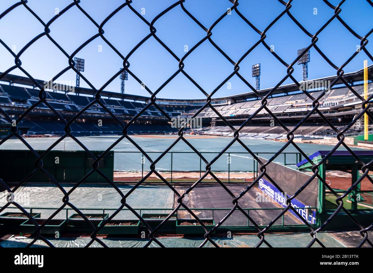 PNC Park, où les Pittsburgh Pirates jouent au baseball vu par une clôture de chaîne de l'outfield pendant qu'il se prépare pour la saison Banque D'Images