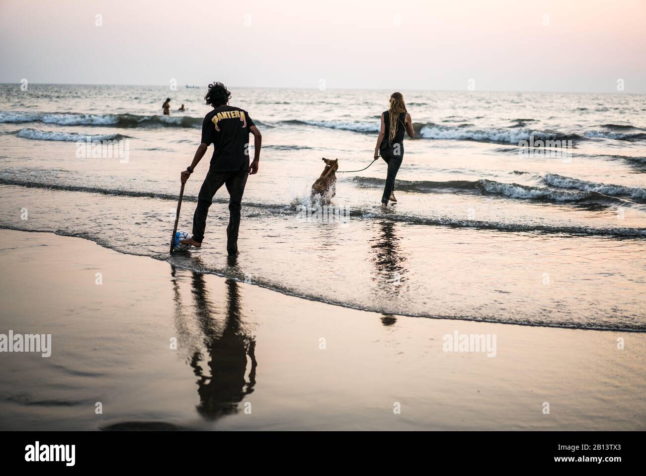 Les gens jouent au football sur la plage, Arambol, Goa, Inde, Asie Banque D'Images