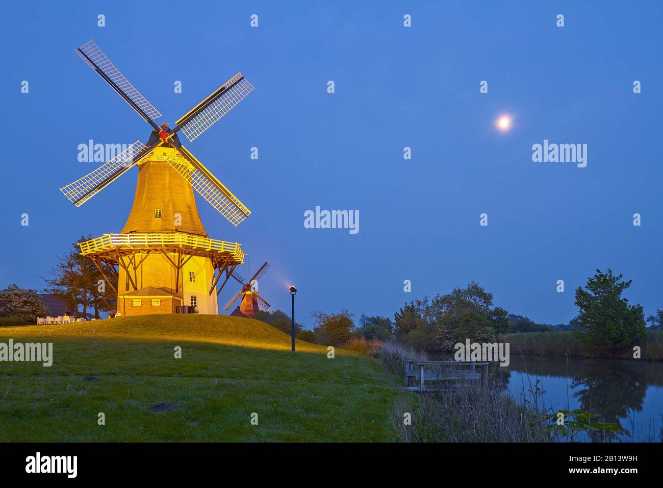 Deux moulins à vent à Grewer à Greetsiel, Frise orientale, Basse-Saxe, Allemagne Banque D'Images