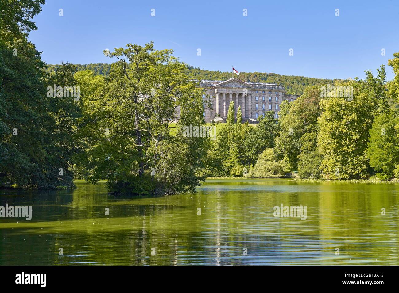 Château dans le parc de montagne Wilhelmshooehe au-dessus du lac, Kassel, Hesse, Allemagne Wilhelmshooehe au-dessus du lac, Kassel, Hesse, Allemagne Banque D'Images